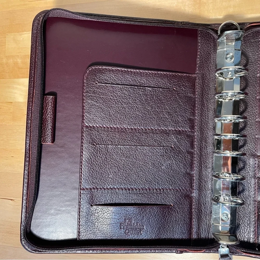Franklin Quest Top Grain Burgundy Leather Binder with zipper closure